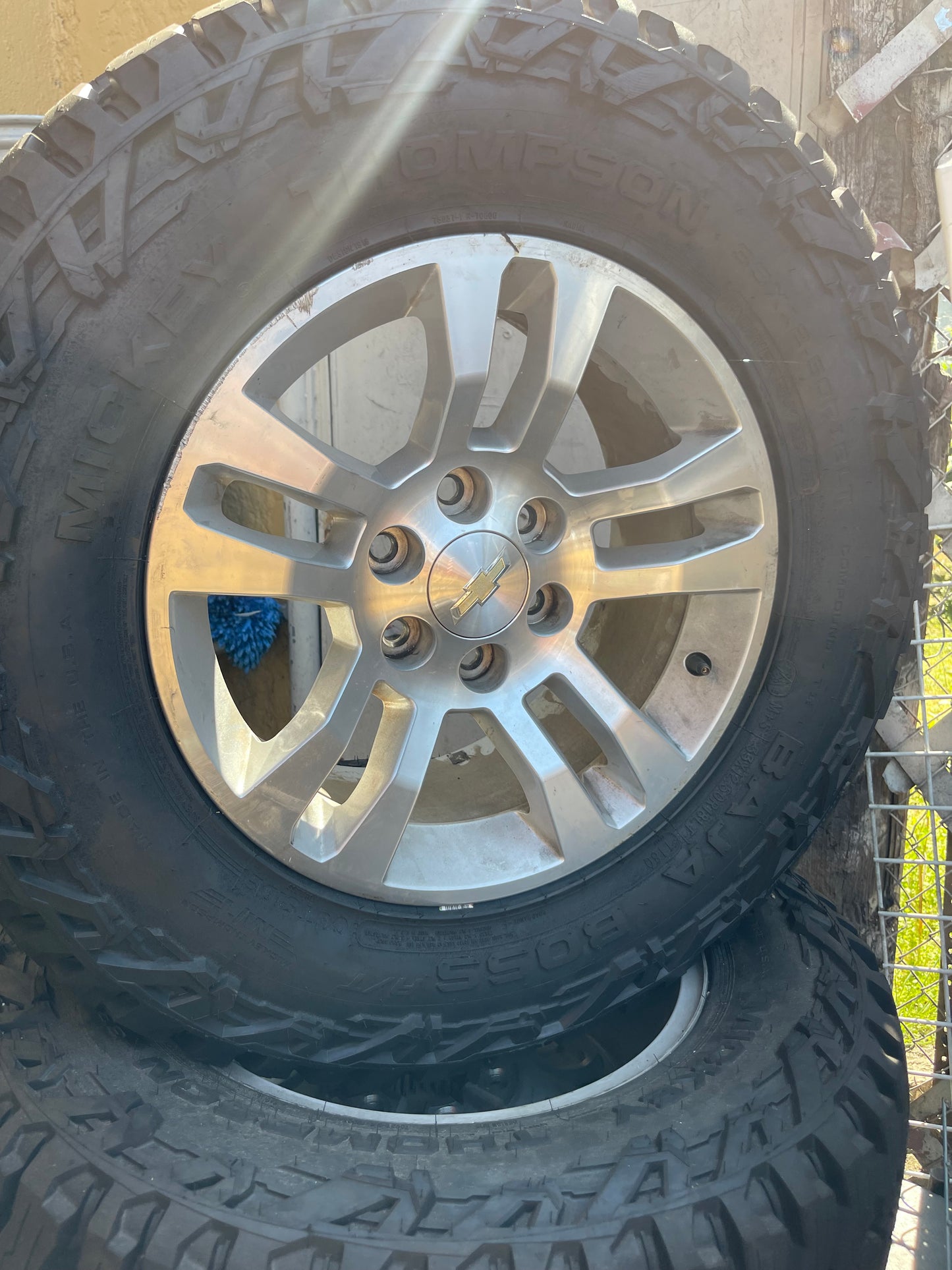 New Mickey Thompson 33x12.5x18 Mtz tires used Chevy 6 lug oem rims llantas mud terrain lodo