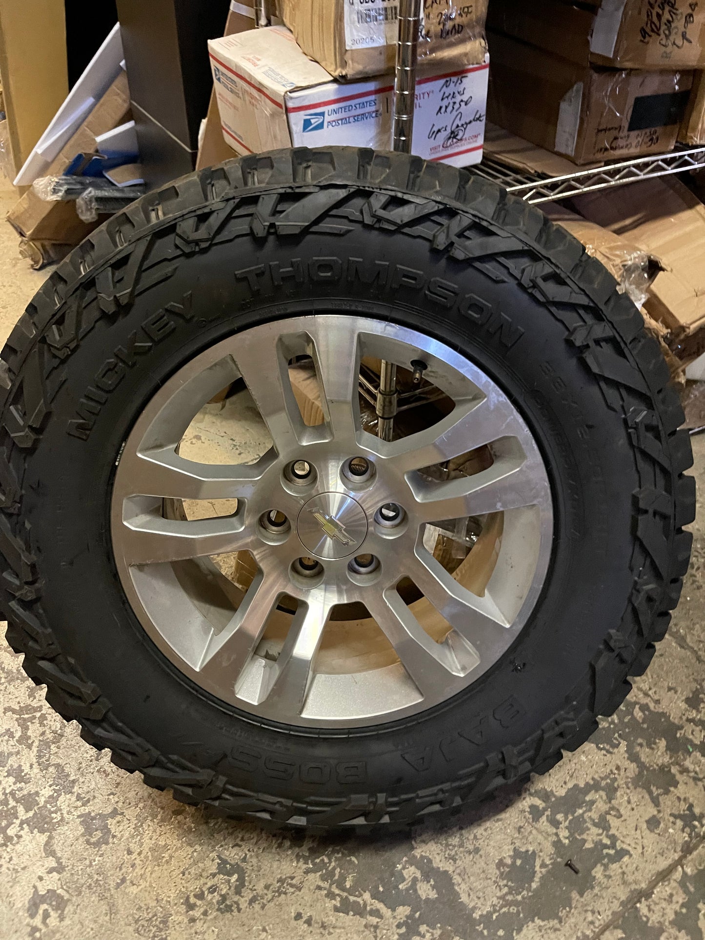 New Mickey Thompson 33x12.5x18 Mtz tires used Chevy 6 lug oem rims llantas mud terrain lodo