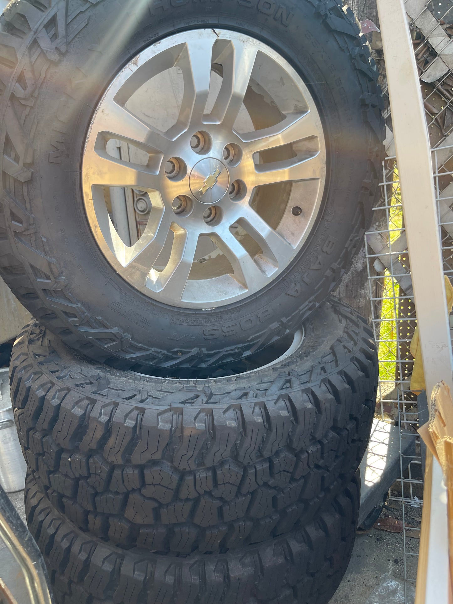 New Mickey Thompson 33x12.5x18 Mtz tires used Chevy 6 lug oem rims llantas mud terrain lodo